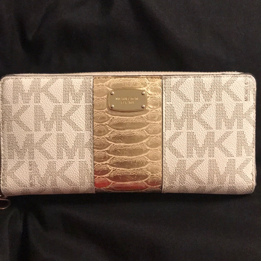 Michael kors wristlet